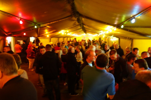 Ein volles Zelt und super Stimmung