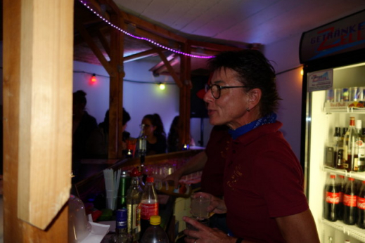Andrea Volz in ihrem Element als Barkeeperin