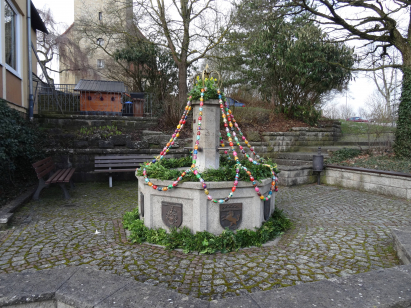 Osterbrunnen in Roßfeld