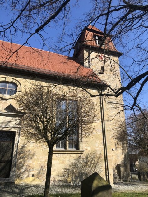  Die Martinskirche in Roßfeld ist in ihren Ursprüngen die Urkirche der weiten Umgebung. Auf dem Kirchbühl mitten im alten Ort thronend, ist sie mit dem unverwechselbaren Haubendach ihres Turms das Wahrzeichen des Ortes. 